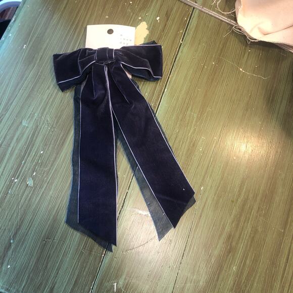 A New Day NWT Navy Blue Velvet Bow Hair Clip - Picture 1 of 4